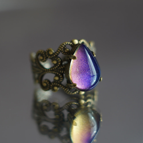 夜更けの空 ガラスカボション・角度で色が変わる アンニュイな輝き