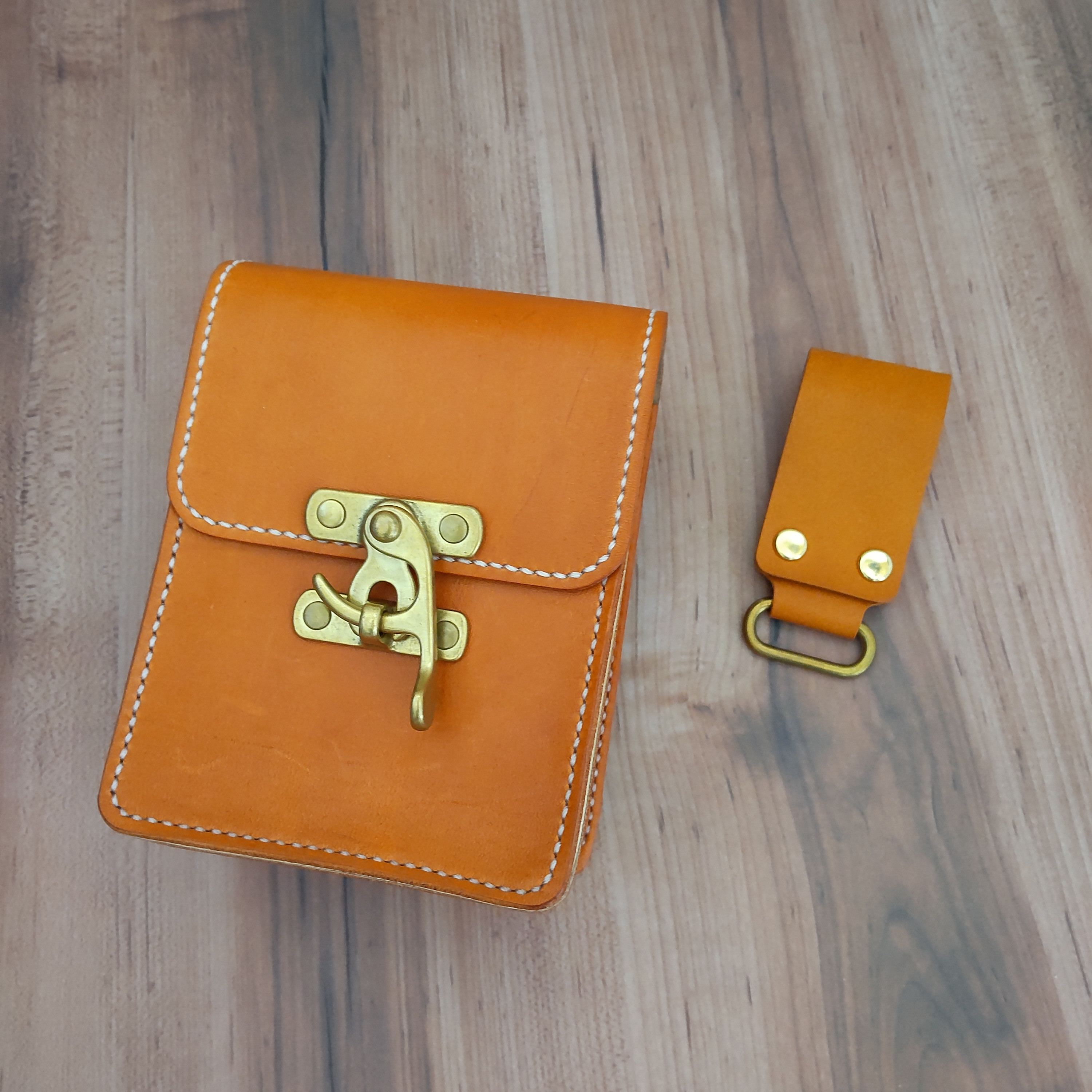 【1点もの・送料無料】牛革と山羊革を使用したクラシカルなベルトポーチ 8,140円