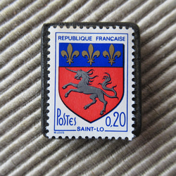 フランス「紋章」切手ブローチ880 1枚目の画像