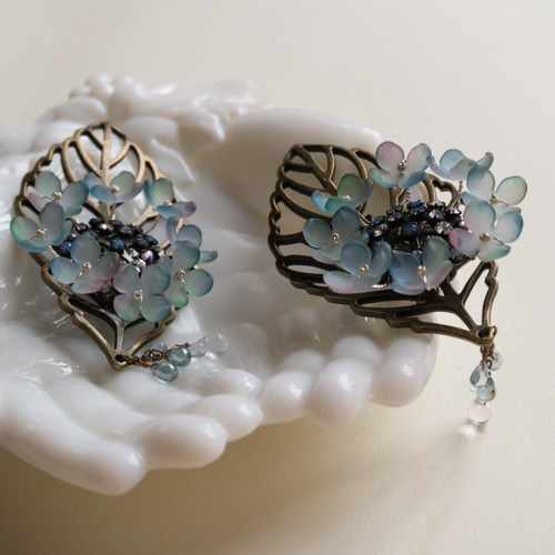 雨の日に目覚める 額紫陽花＊ブローチ 雫 揺れる ヴィンテージ