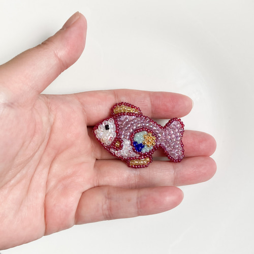 ビーズブローチ【淡色のお魚】ビーズ刺繍 ブローチ ヤイコ@手づくり 