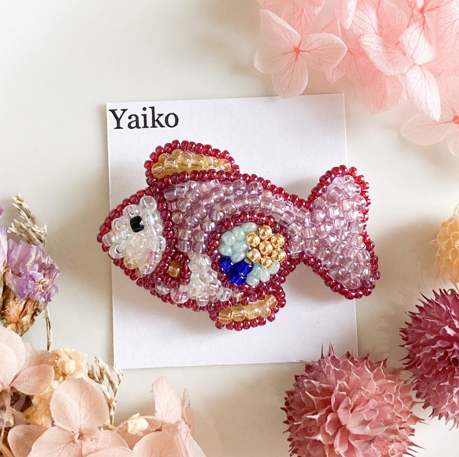 ビーズブローチ【淡色のお魚】ビーズ刺繍 重い