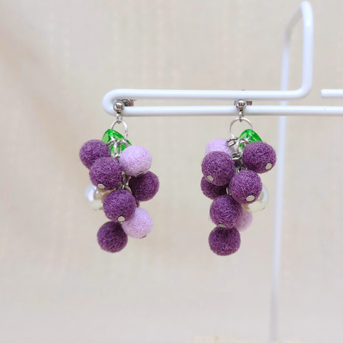 パープル　シンプル　ボール　ハンドメイド　イヤリング　アクセサリー　ブドウ ぶどうのピアス 羊毛 フェルト 果物シリーズ イヤリング
