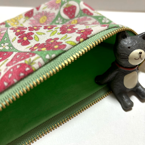 18✩.*˚ミニがま口ポーチ 財布 ほど近い ボールチェーン付き 花柄いちご 緑