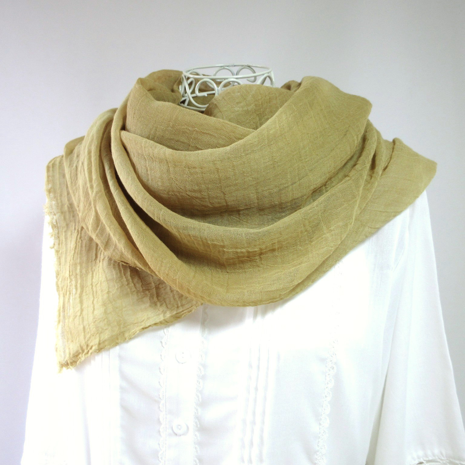 草木染め・エビスグサのサヤ染め・オーガニック・コットンガーゼ・知多木綿・大判ロングストール（枯葉が舞う道）