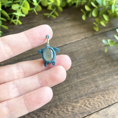 アクアマリン［カメ］マクラメアクセサリー〈チャーム､ネックレス