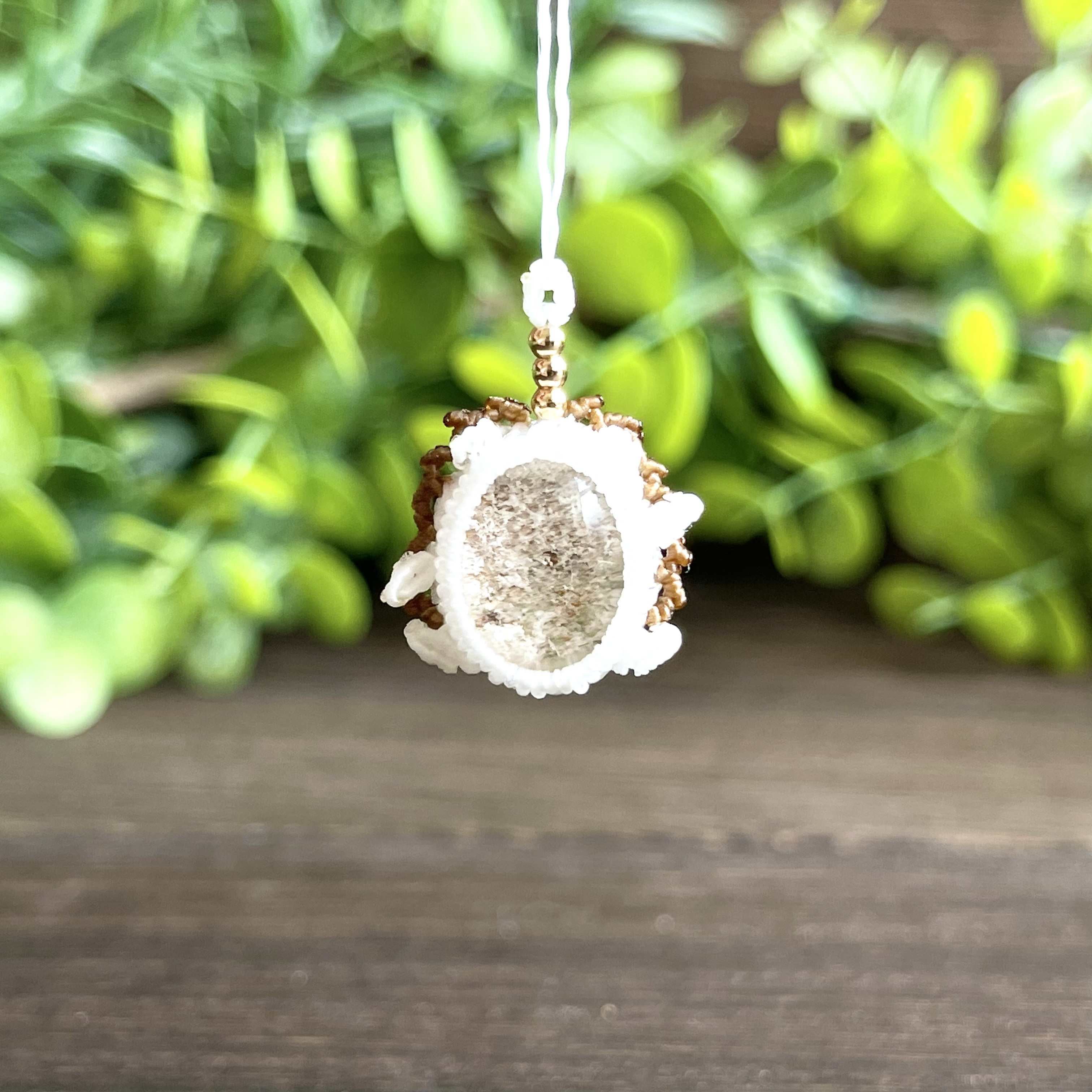 ホワイトガーデンクォーツ［ハリネズミ］マクラメアクセサリー〈チャーム､ネックレス､ピアス､イヤリング〉