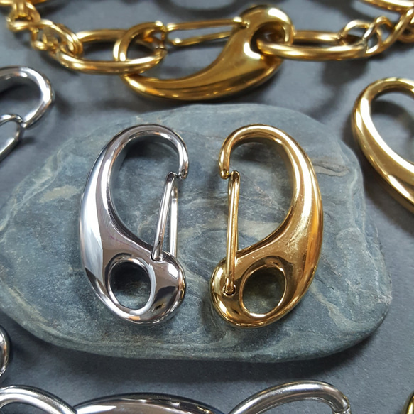 [1pcs] オール ステンレス 約32mm カラビナ ゴールド 金具 留め具 サージカルステンレス 金属アレルギー対応 1枚目の画像