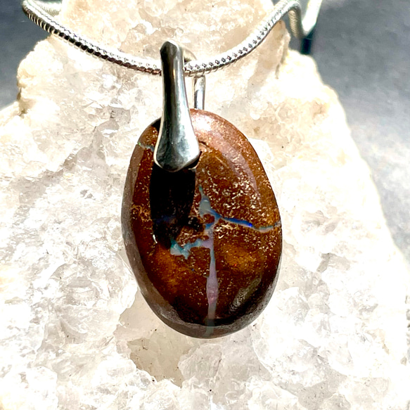 7.45ct ボルダーオパール　シルバーペンダント　シルバーチェーン付き 2枚目の画像