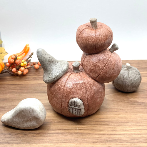 ハロウィンかぼちゃ積んじゃいました邸」 ミニカボチャとお化けも