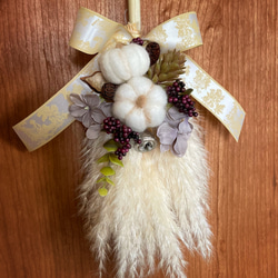 秋の便りの壁掛けタペストリー　ワイルドフラワー　パンパスグラス 💐今週のお花💐 日中はまだまだ暑い日が続いています☀️ 秋風が