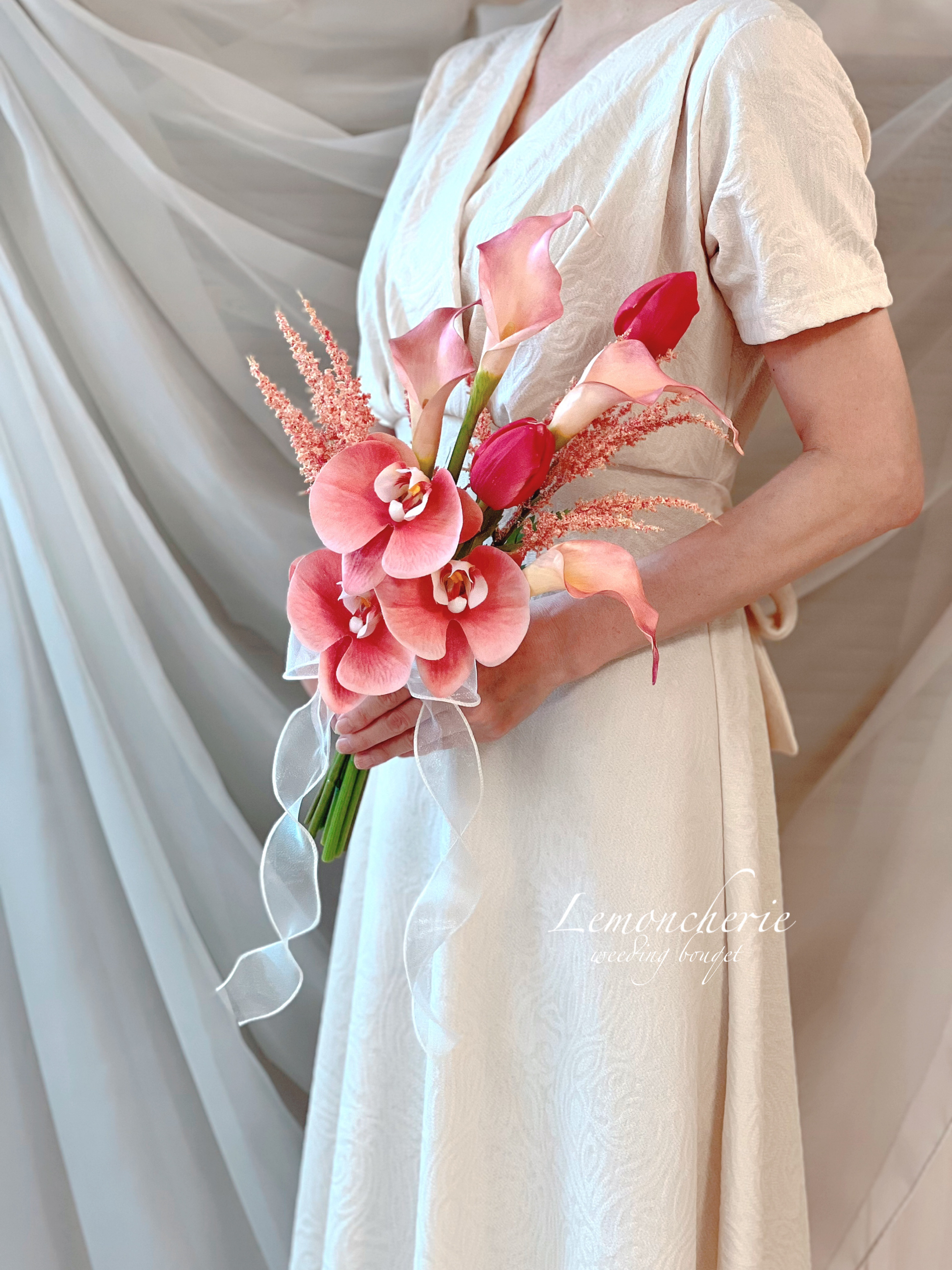 コーラルピンク胡蝶蘭とカラーのウェディングブーケ