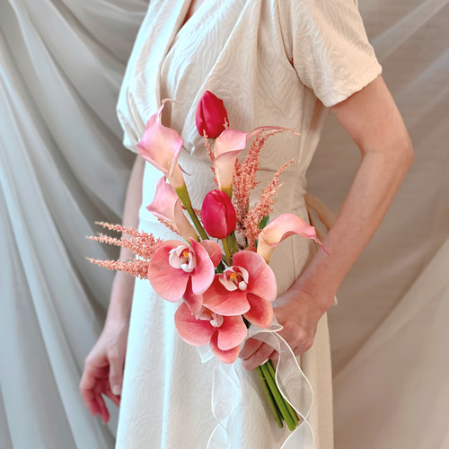 コーラルピンク胡蝶蘭とカラーのウェディングブーケ ブーケ