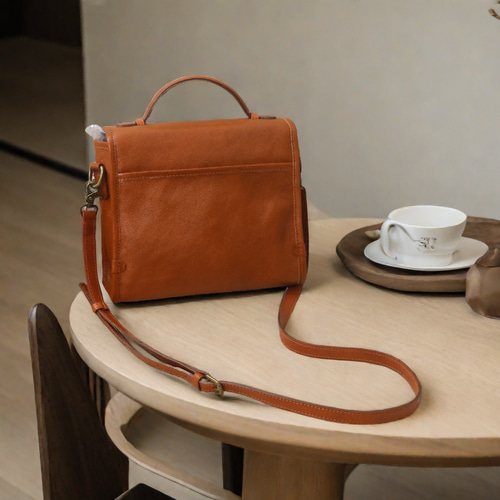 ヴィンテージレトロ感漂う本革ショルダーバッグ 大容量 高品質レザー