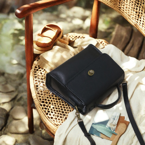 ヴィンテージレトロ感漂う本革ショルダーバッグ 大容量 高品質レザー