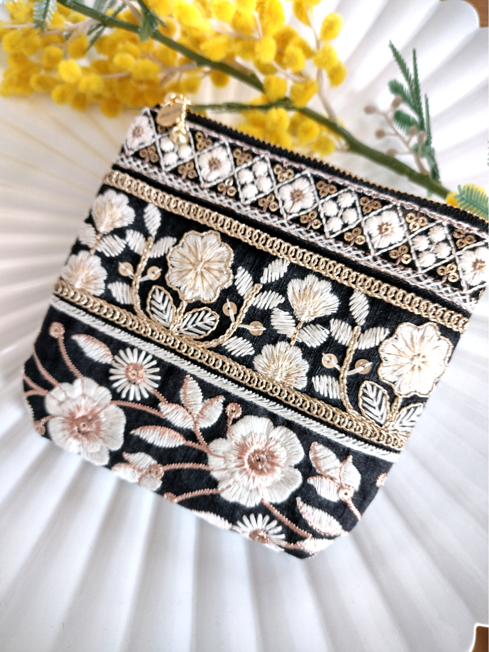 【信頼】 インド刺繍生地　ポーチ 財布・ケース・小物入れ