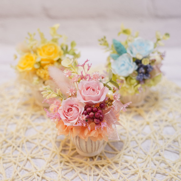 母の日ギフトにぴったり！　ミニローズアレンジメント　プリザーブドフラワー　ケース付き　３色 1枚目の画像