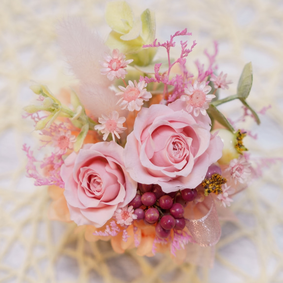 母の日ギフトにぴったり！　ミニローズアレンジメント　プリザーブドフラワー　ケース付き　３色 3枚目の画像