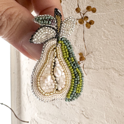 洋梨ブローチ オートクチュールビーズ刺繍 ブローチ So do I 洋梨ブローチ オートクチュールビーズ刺繍 ブローチ So do I