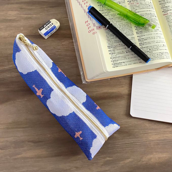 飛行機と雲】畳縁 テトラ型 ペンケース 空 青 紺 ペンケース Black mow