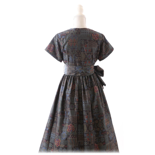大島紬】カシュクールラップワンピース半袖ロング丈(黒地に和花 大島紬】カシュクールラップワンピース半袖ロング丈(黒地に和花