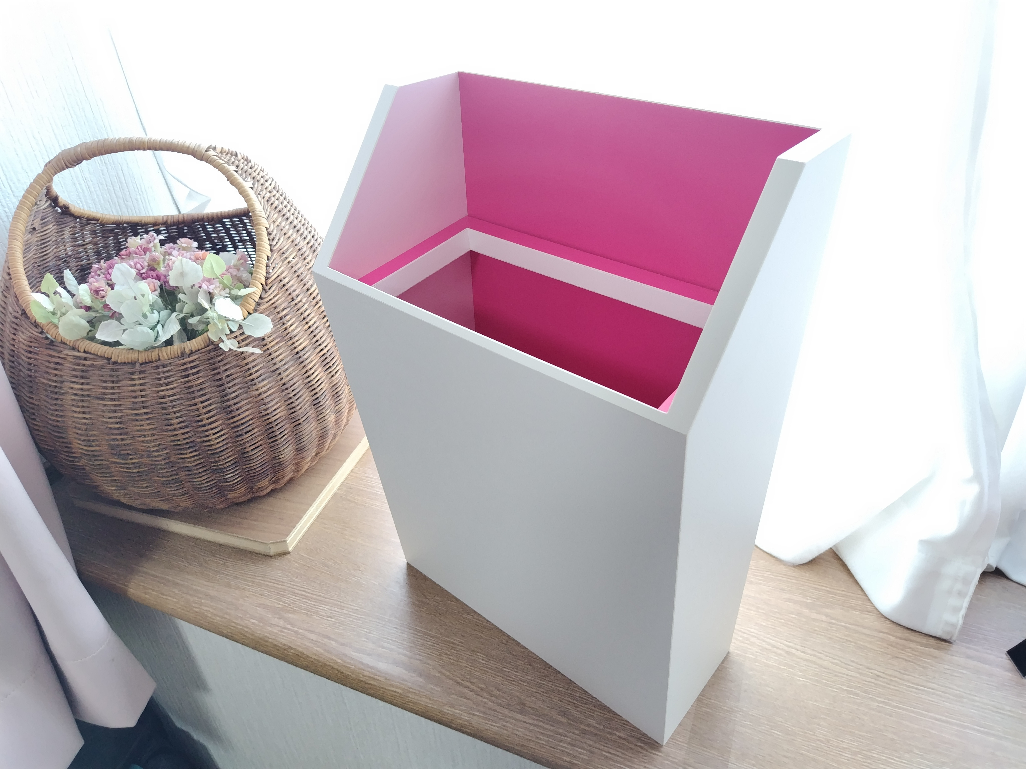 ホワイト×鮮やかピンクのシンプルなダストBOX(木製、メラミン仕上げ！)