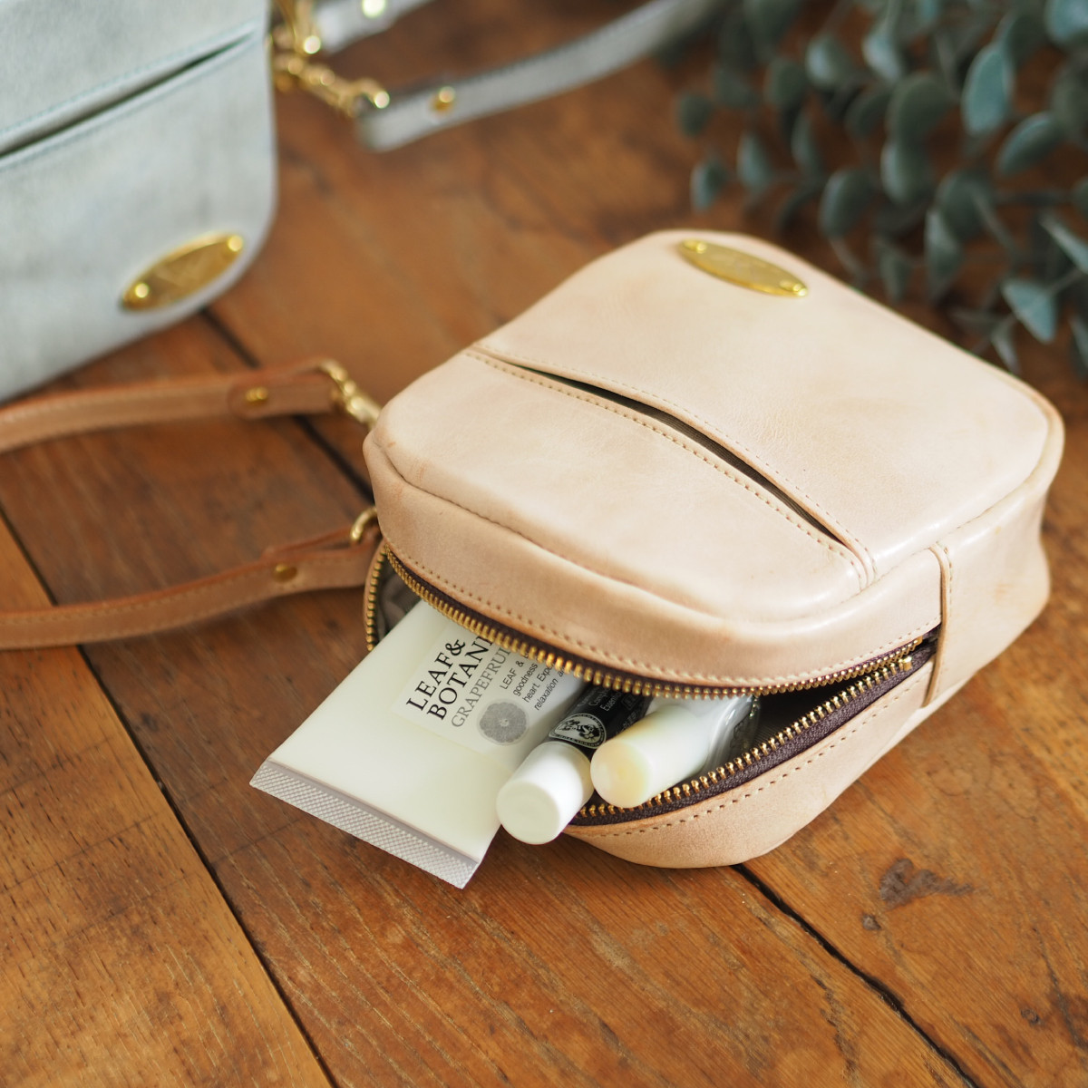 【くすみカラーの栃木レザー・大人ポーチ】スクエア（スモーキーベージュ）