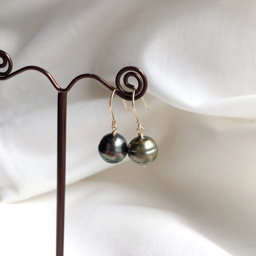 K14GF】毎日付けたいTahitian Baroque Pearl Earrings 黒蝶