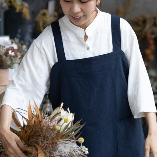 ネイビー】シンプルで長く使える ワイドエプロン ノーアイロン バック