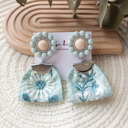 ビーズ刺繍♡クリアブルーの竹ビーズとスワロビーズのお花ピアス