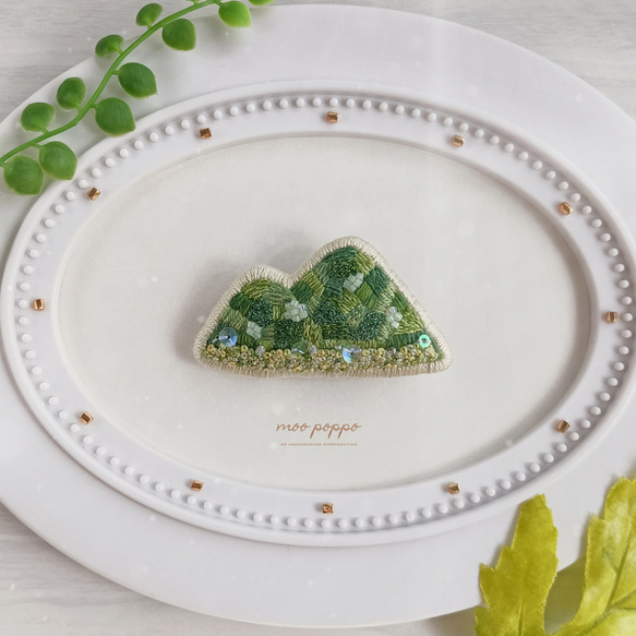山の刺繍ブローチ ブローチ moo poppo 通販 18224251｜Creema(クリーマ