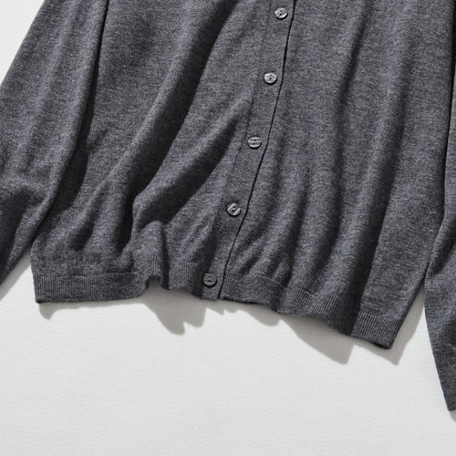 着回しコーデの味方になるvネックカーディガン メリノウール100