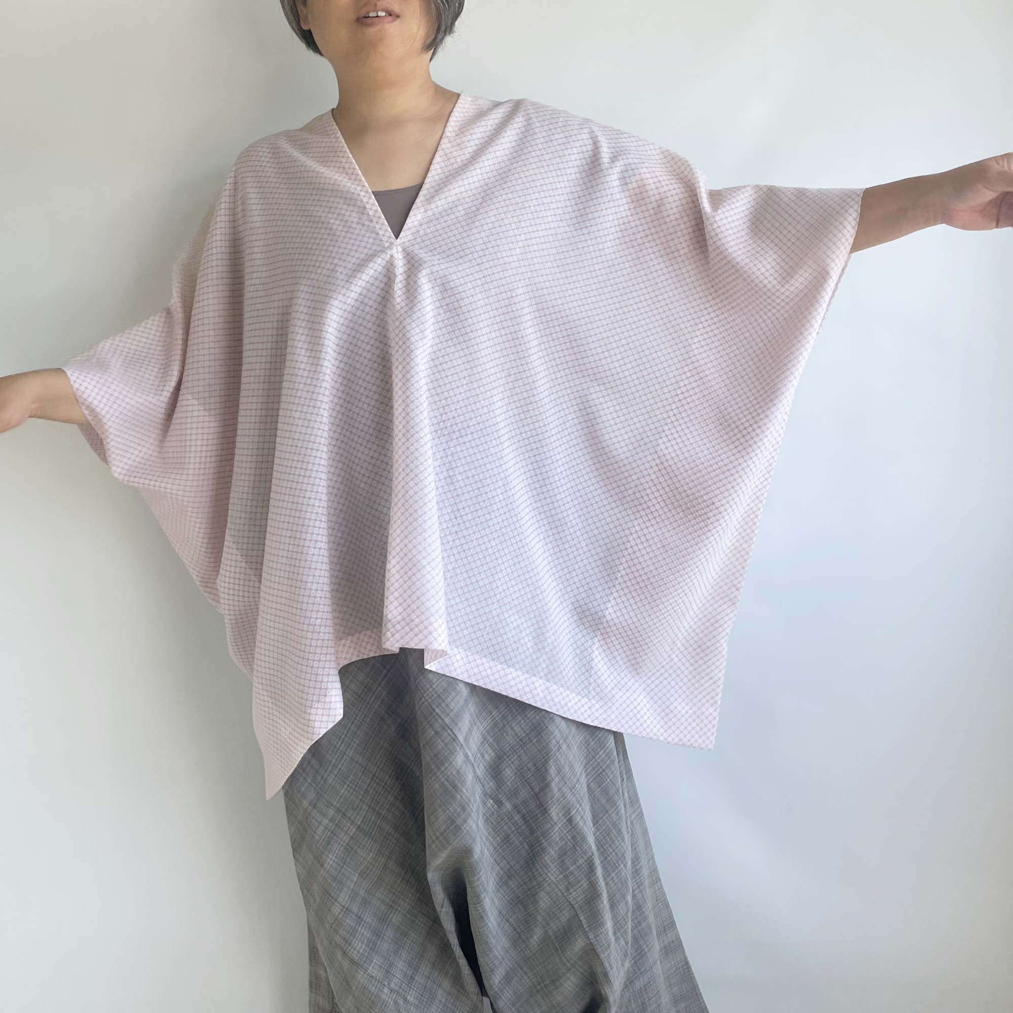 【1点もの】縦づかいのワイドプルオーバー --ウールモスリン襦袢地 白にピンクの鹿子模様 V-WP292