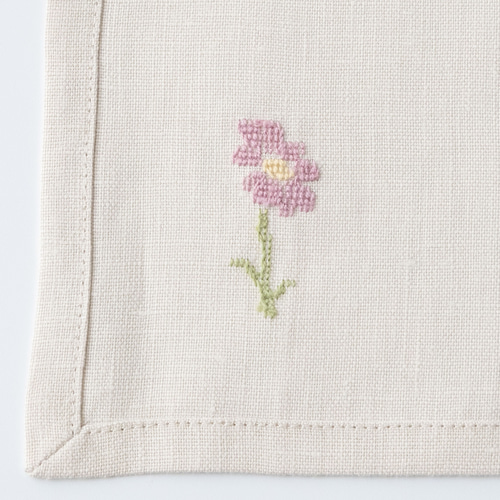 リネンに咲く一輪花の刺繍ハンカチ｜やわらかなクロスステッチ
