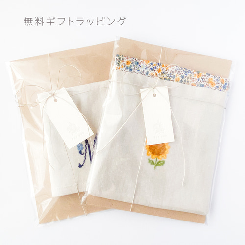 リネンに咲く一輪花の刺繍ハンカチ｜やわらかなクロスステッチ