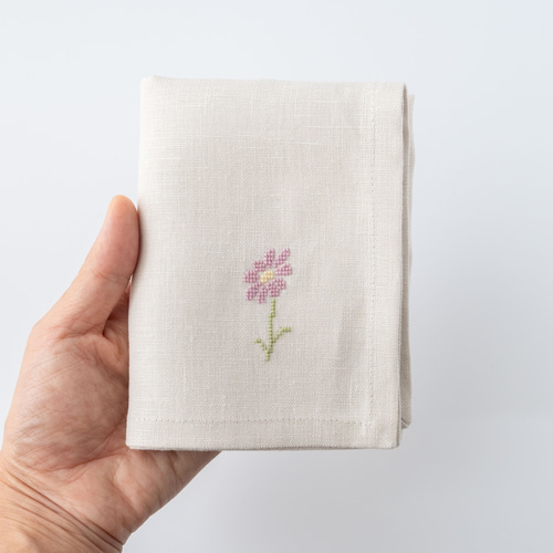 リネンに咲く一輪花の刺繍ハンカチ｜やわらかなクロスステッチ