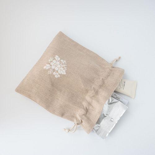 シンプルなホワイト花柄刺繍のリネン巾着 クロスステッチ刺繍 巾着袋