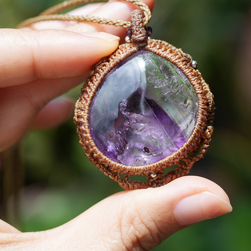 紫のグラデーション☆古代の水入り☆アメシスト水晶 マクラメ  