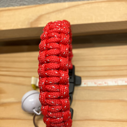 6・防災袋に，鈴付きパラコードブレスレット型キーホルダー