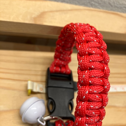 6・防災袋に，鈴付きパラコードブレスレット型キーホルダー