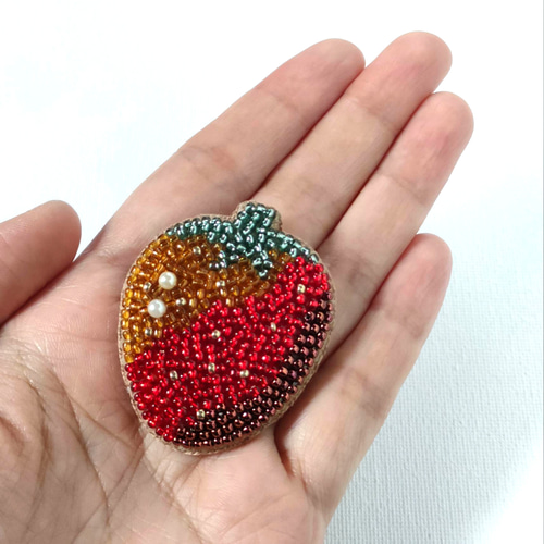 いちご いちご ビーズ 刺繍 ブローチ ハンドメイドアクセサリー ビーズ刺繍 いちごのブローチ（P） ブローチ Zatto 通販