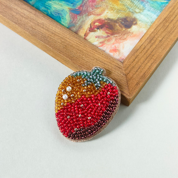 ビーズ刺繍♢いちごのブローチ ブローチ isoa/イソア 通販