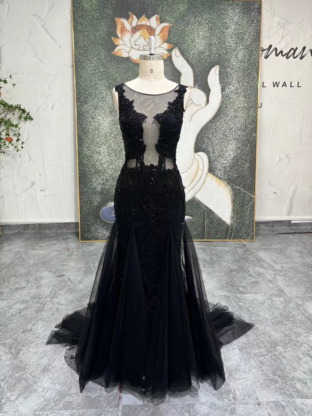 抜群のおしゃれ見え！贅沢な全体的にお花レース　セクシー　黒　背中見せ　ファスナー魅惑の花レース　エレガントなシルエット