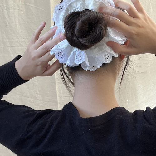 ホワイト) 大人かわいい ビッグフリルシュシュ / ヘアアクセサリー