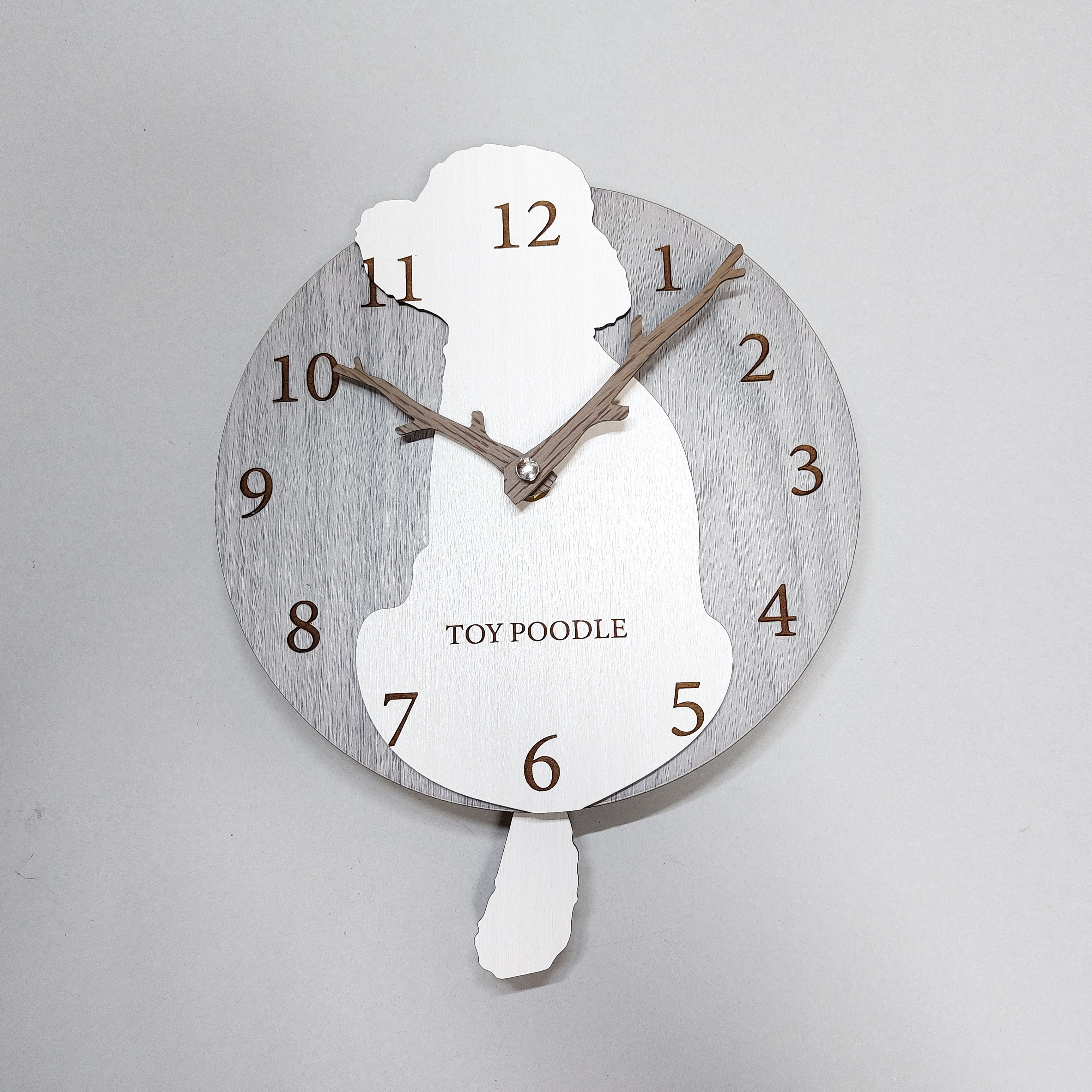 【期間限定値下げ3000円引き】名入れ　しっぽが振り子・はみ出しワンちゃん　掛け時計 　トイプードル　白　時計板グレー