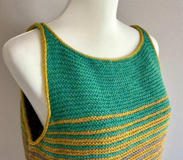 手編み ノースリーブニット ウール100%使用（グリーン） 1枚目の画像