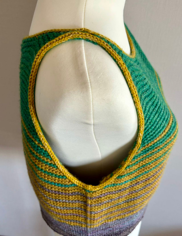 手編み ノースリーブニット ウール100%使用（グリーン） 7枚目の画像