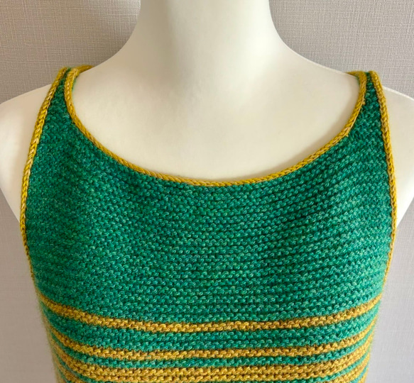 手編み ノースリーブニット ウール100%使用（グリーン） 4枚目の画像