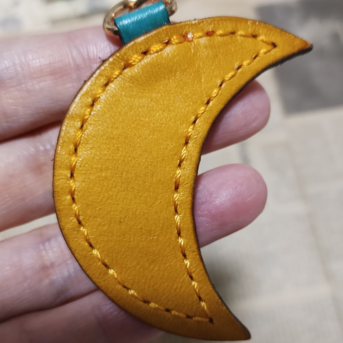 三日月雑貨 ☪三日月 月の形のキーホルダー 両面 本革 レザー シンプル バッグ