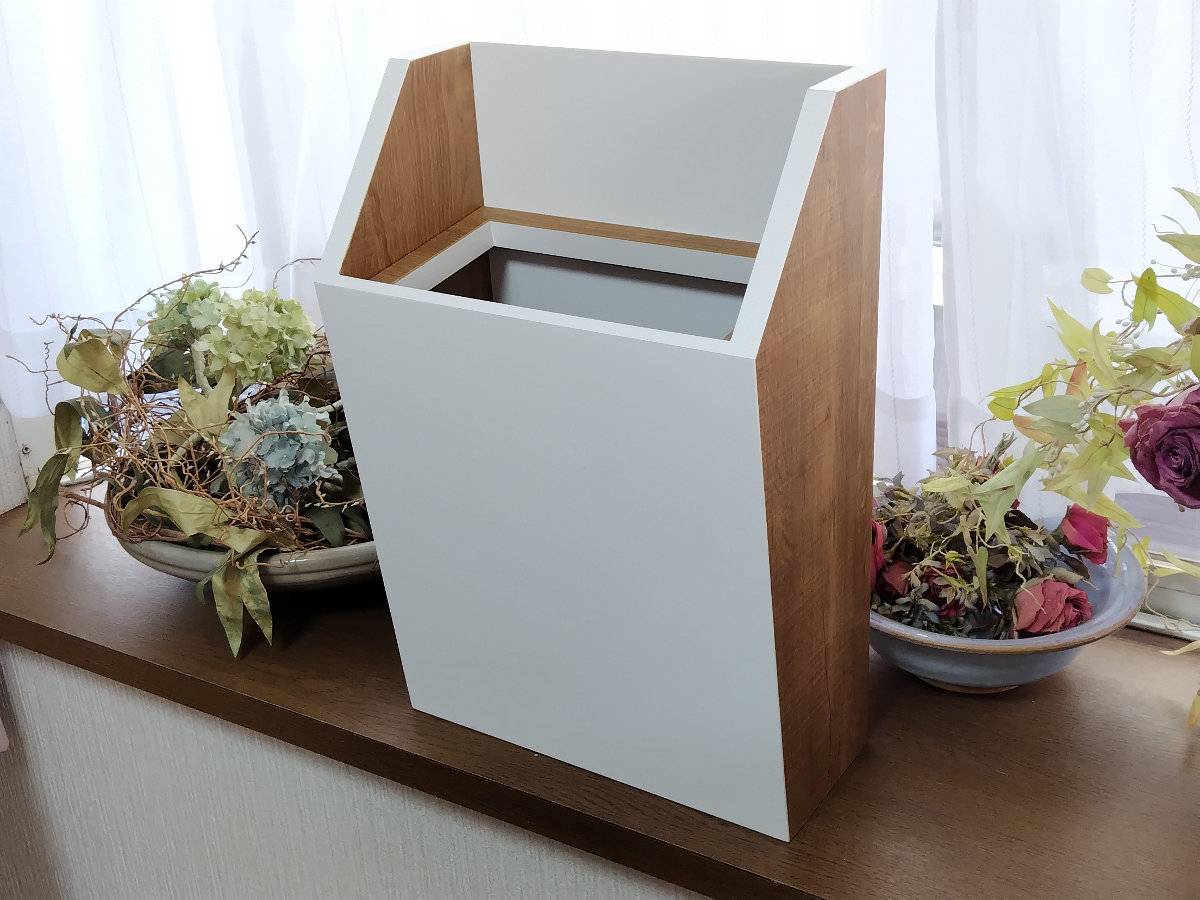 ホワイト×木目柄のシンプルなダストBOX(木製、メラミン仕上げ)